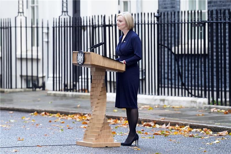 Liz Truss gibt vor der 10 Downing Street eine Erklärung ab. Sie tritt nach nur sechs Wochen im Amt zurück.