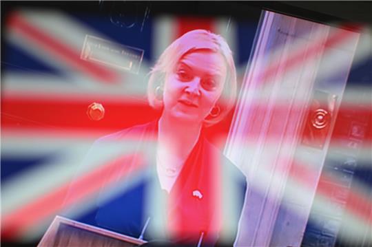 Liz Truss gibt vor der 10 Downing Street  ihren Rücktritt als Premierministerin bekannt.