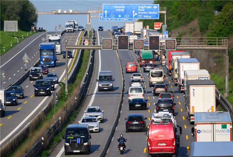 Lkw-Käufer hoffen nach BGH-Urteil auf Schadenersatz Lkw auf der rechten Spur einer Autobahn.