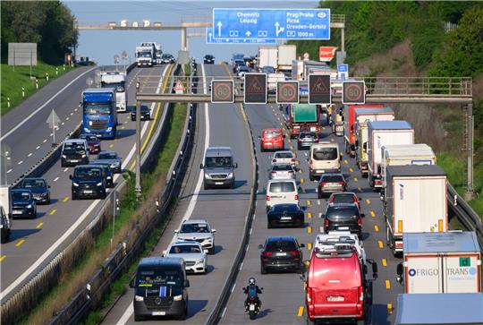 Lkw auf der rechten Spur einer Autobahn.