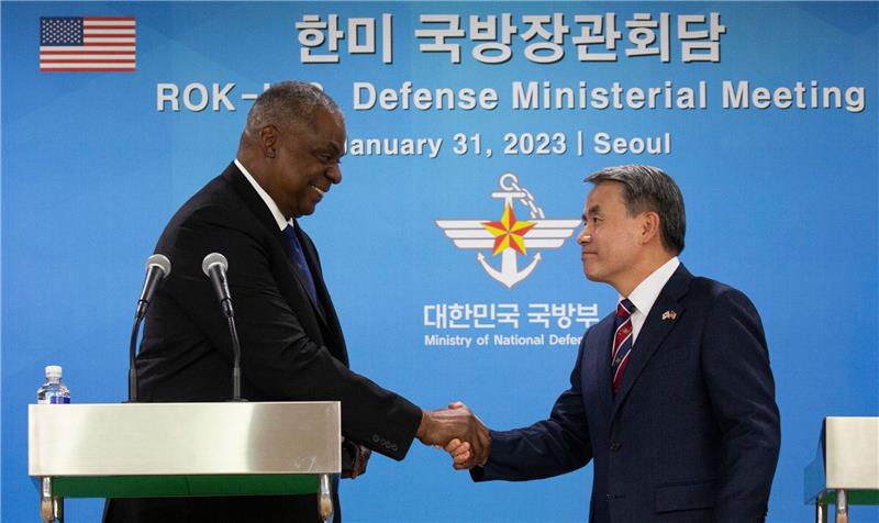 USA und Südkorea wollen Militärmanöver ausbauen Lloyd Austin (l), US-Verteidigungsminister, schüttelt dem südkoreanischen Verteidigungsminister Lee Jong Sup nach einer gemeinsamen Pressekonferenz die Hand.