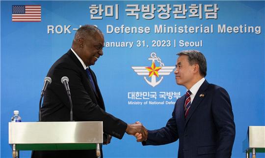 Lloyd Austin (l), US-Verteidigungsminister,  schüttelt dem südkoreanischen Verteidigungsminister Lee Jong Sup nach einer gemeinsamen Pressekonferenz die Hand.