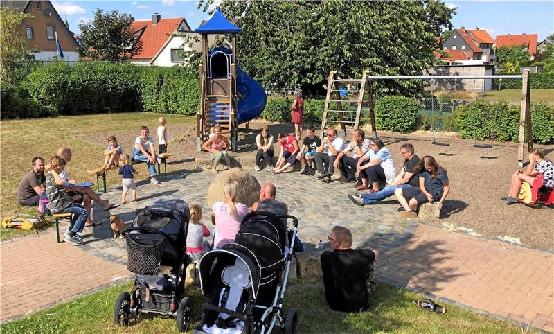 Meiste Kritik beim Thema Verkehr Lob und Kritik kommen bei der ersten Kinder- und Jugendversammlung auf dem Spielplatz in Bredelem zur Sprache. Foto: Privat
