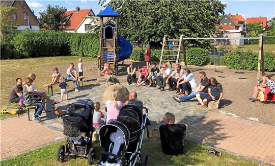 Lob und Kritik kommen bei der ersten Kinder- und Jugendversammlung auf dem Spielplatz in Bredelem zur Sprache. Foto: Privat