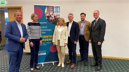 Lobte die Auftaktveranstaltung 2025: Goslars Oberbürgermeisterin Urte Schwerdtner (Mitte), rechts daneben Referent Asklepios-Chefarzt Ralf Koch, Harzkliniken-Klinikmanager Dorian Denner, Volksbank Nord-Vorstand Markus Creydt, sowie l. Ralf Nehmzow, Sprecher Asklepios Region Harz, und Dr. med. Larissa Henze, Ärztliche Direktorin der Asklepios Harzkliniken.
