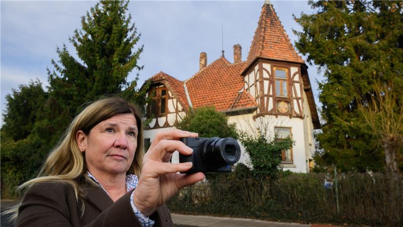 „Location Scout“ Andrea Giesel steht vor einer Villa in Hannover, die sie für mögliche Dreharbeiten besichtigt hat.