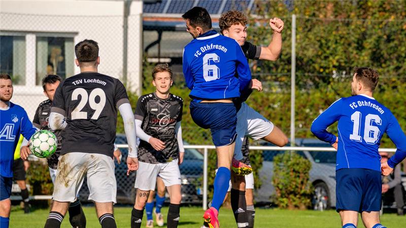 Lochtums Jan Moritz Schmerer (r.) und Othfresens Marc Jackmann gehen in diesem Zweikampf zur Sache. Der FCO entführt am Ende mit 1:0 die Punkte.