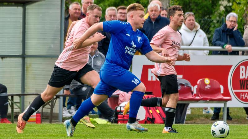 Lochtums Lars Lührssen (l.) verfolgt den Vienenburger Dominik Marx. Die Blau-Weißen haben es in der Hand, Meister zu werden und in die Bezirksliga aufzusteigen. Foto: Drechsler