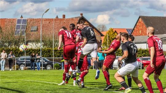 Lochtums Nicholas Makus (3. v. l.) trifft fast unbehelligt zum zwischenzeitlichen 3:1 gegen den SC 18 Harlingerode. Am Ende siegt der TSV mit 4:2 und steht im Halbfinale des Nordharzpokals. Foto: Neuendorf