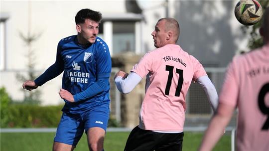 Lochtums Torschütze Mirko Hülsebus und Vienenburgs Lukas Markinas sind erst am 13. Oktober im Punktspiel aufeinandergetroffen. Das gewann die FG, im Pokal ist der TSV erfolgreich. 