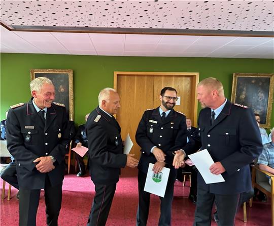 Lockere Stimmung nach der einstimmigen Wahl: Stadtbrandmeister Hans Ervenich freut sich mit Roland Krebs, Jan Müller und Marko Nagel (von links), die sich gegenseitig gratulieren, über die Neubesetzung der Ämter. Foto: Eggers