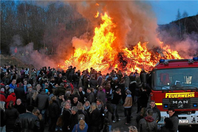 Hoffnungsfunken für das Osterfeuer am Bollrich Lodern die Flammen am Ostersonntag doch auf dem Goslarer Bollrich? Ein Veranstalter-Duo interessiert sich nach der Feuerwehr-Absage für die Ausrichtung, braucht aber noch etwa zehn Tage Zeit, um alle Fakten für eine endgültige Entscheidung zusammenzuhaben. Archivfoto: Epping