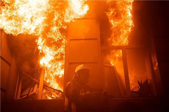 Löscharbeiten nach einem Angriff in Odessa.
