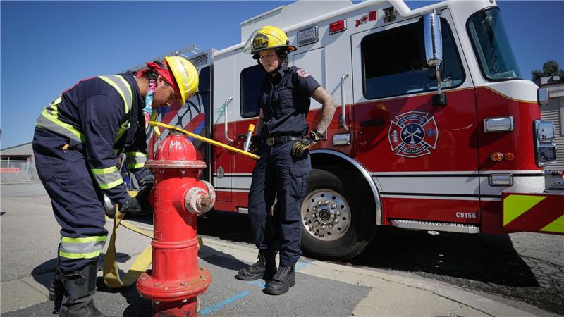 Löschen wie die Großen: Junge Feuerwehrleute in Kanada 