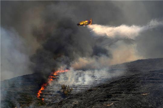 Löschflugzeug im Einsatz gegen die Flammen in Griechenland. (Symbolbild)