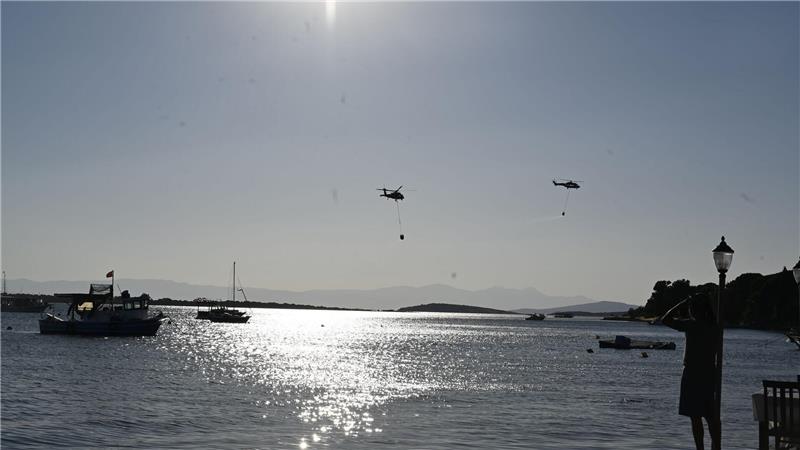 Löschhubschrauber im Einsatz.