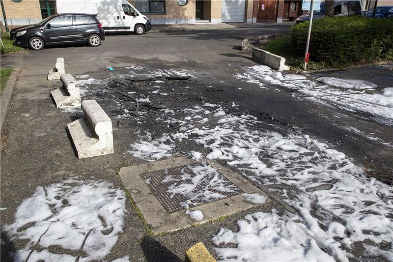 Mann mit 17 Schüssen aus Sturmgewehr in Belgien getötet Löschschaum am Tatort, einem Parkplatz:Mit 17 Schüssen ist ein Mann in der Brüsseler Gemeinde Anderlecht getötet worden.