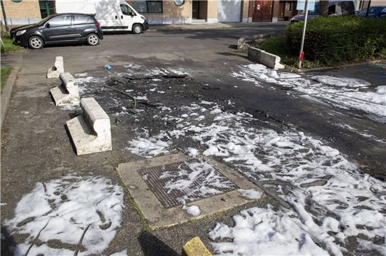 Löschschaum am Tatort, einem Parkplatz:Mit 17 Schüssen ist ein Mann in der Brüsseler Gemeinde Anderlecht getötet worden.