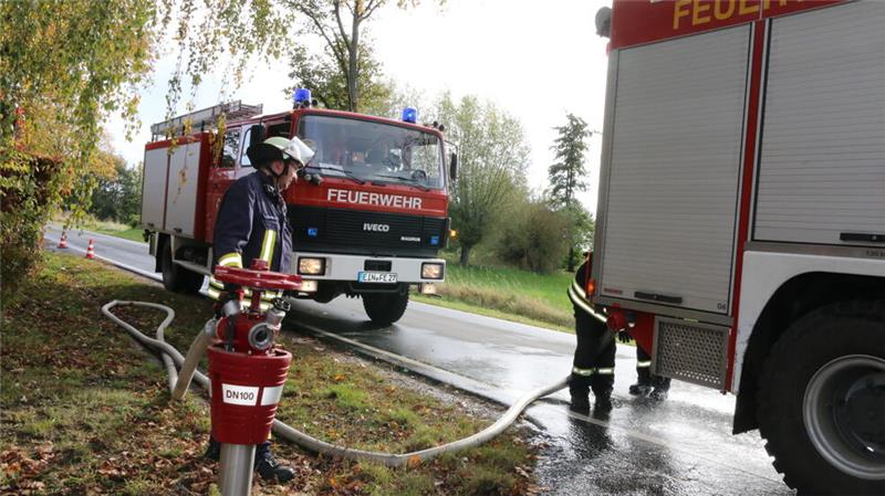 Kreisfeuerwehr Northeim beschert Blaulichtgewitter über Upen Löschwasser musste per Ringverkehr von einem Hydeanten an der Mühle bei Ostharingen geholt werden.