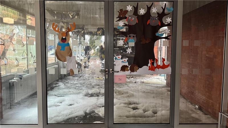 Löschwasser und Schaum stehen noch in Teilen des Gebäudes.