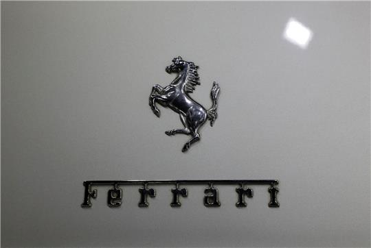 Logo des Autoherstellers Ferrari auf der «Automobile Barcelona».