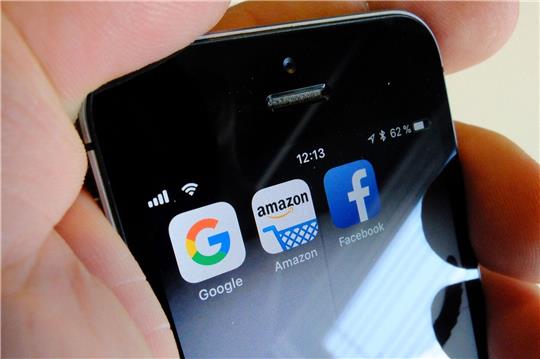 Logos für Apps der US-Internetkonzerne Google , Amazon und Facebook auf einem iPhone.