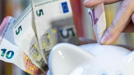 Lohnt mehr als das Sparschwein: Anleger bekommen wieder höhere Zinsen bei Banken (Archivbild)