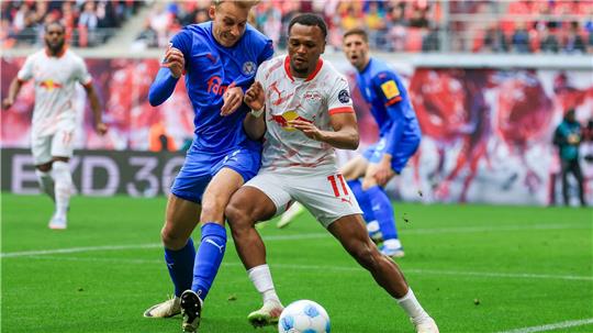 Lois Openda (r) im Zweikampf mit Kiels Timo Becker.