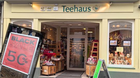 Der Geschäftseingang des Teehauses mit weihnachtlichen Waren im Schaufenster.