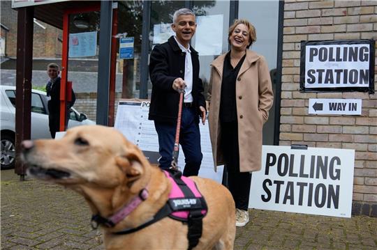 Londons Bürgermeister Sadiq Khan kommt mit seiner Frau Saadiya Ahmed und dem gemeinsamen Hund zur Stimmabgabe.