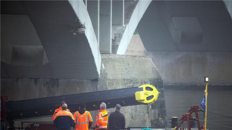 Bilder des Tages Longuich/Mosel: Experten untersuchen Brücke nach Frachtschiff-Kollision