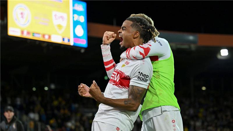 Lorenz Assignon vom VfB Stuttgart jubelt nach seinem Elfmeter im Elfmeterschießen gegen die Eintracht Braunschweig. 