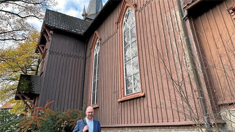 Lorenz Haselhorst, der Leiter des Baureferats der Landeskirche Braunschweig, begutachtet die Trinitatiskirche vor der Sanierung.