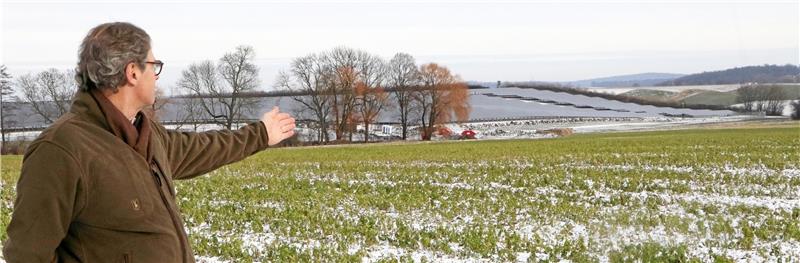 Lorenz von Schintling-Horny schaut von einer südlich der PV-Anlage gelegenen Anhöhe auf das Millionenprojekt zwischen Liebenburg, Neuenkirchen und Döhren. Foto: Gereke