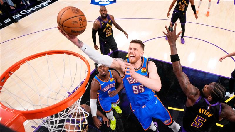 Los Angeles: Kampf unter dem Korb in NBA-Play-offs -  Hartenstein von Oklahoma City Thunder sucht den Abschluss.