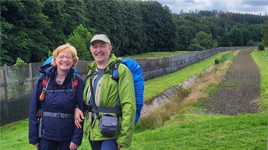 Los geht es: Am 31. Juli starten Uwe und Karla Siebels ihren Wandermarathon in Bad Elster an der tschechischen Grenze.