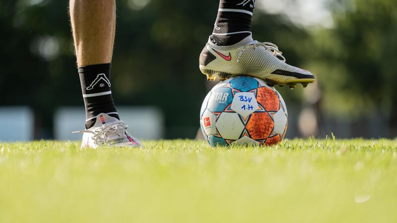 Fußball-Training: Wie du auf dem Feld die Leistung steigerst Los geht’s. Das Fußballtraining kann beginnen.