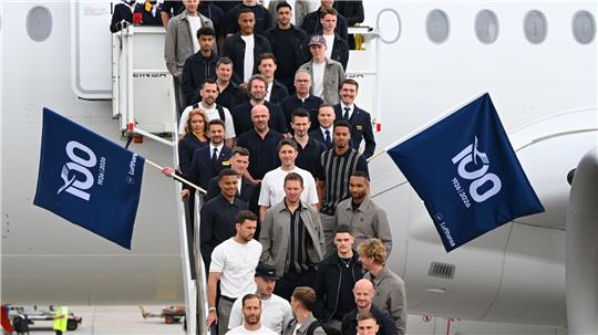 Los geht’s: Die Nationalspieler und Bundestrainer Julian Nagelsmann auf der Gangway.