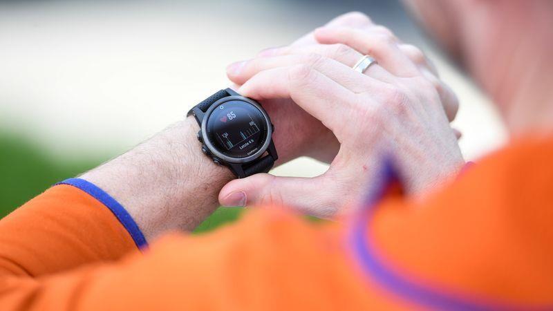 Abnehmen mit Sport: Diese 9 Tipps bringen Sie ans Ziel Los geht's! Tracker helfen, Ziele zu dokumentieren. Foto: Tobias Hase/dpa/dpa-tmn