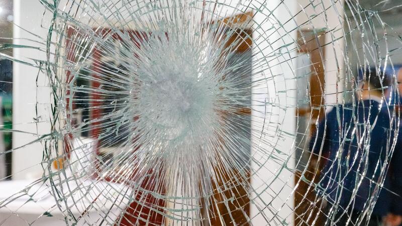Lose Gegenstände können bei Sturm zum Geschoss werden - und Fensterscheiben zerstören.