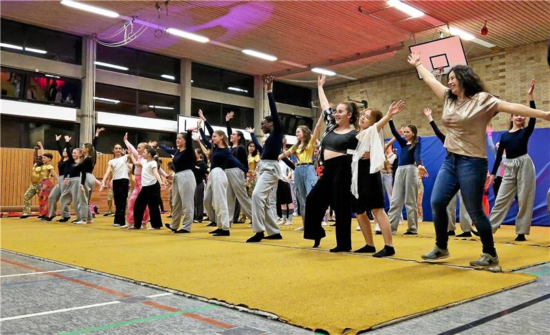 Premiere: Ein Gymnasium voller ausgezeichneter Tänzer Losgelöst: Beim Abschlusstanz zu „Wellerman“ macht die ganze AG mit. Foto: Knoke