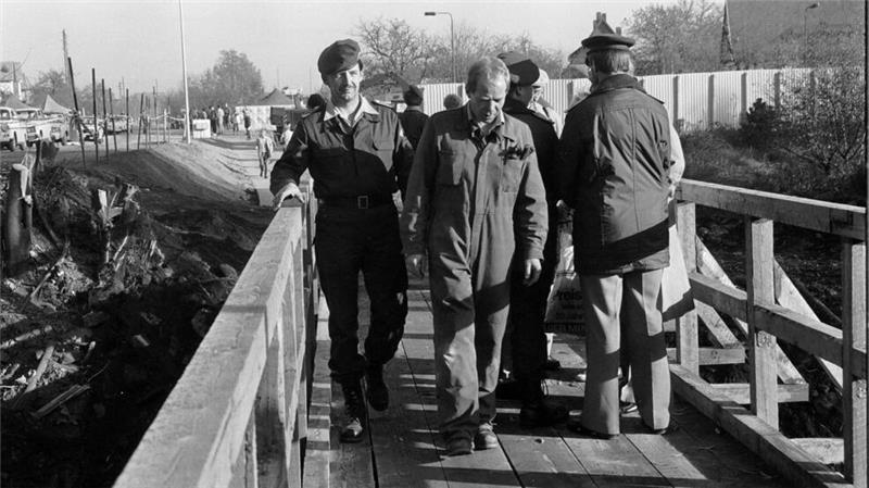 Lothar Engler (l.) und seine Kollegen vom Bundesgrenzschutz bauen 1989 einige Tage nach der Grenzöffnung eine belastbare Fußgängerbrücke über die Ecker. Auch er kommt im ZDF-Beitrag zu Wort.