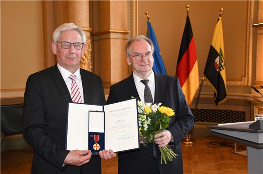 Lothar Engler (li.) erhält aus den Händen von Sachsen-Anhalts Ministerpräsident Reiner Haseloff die Verdienstmedaille des Verdienstordens der Bundesrepublik Deutschland. Der Niedersachse Engler erhält die Auszeichnung in Magdeburg – dazu gab Niedersachsens Landesvater Stephan Weil sein Okay. Denn vor allem wirkt der gebürtige Lochtumer im Nachbarbundesland.Fotos: Gereke