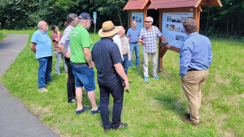 Grenz-Besucherzentrum: Für Stapelburg sieht es gut aus Lothar Engler vom Grenzerkreis Abbenrode (kariertes Hemd) zeigt eine der vom Verein initiierten Informationstafeln und berichtet von der Grenzöffnung. Unter anderem dabei: der CDU-Landtagsabgeordnete Alexander Räuscher (rechts) und der Beauftragte zur Aufarbeitung der SED-Diktatur, Johannes Beleites (mit Hut).
