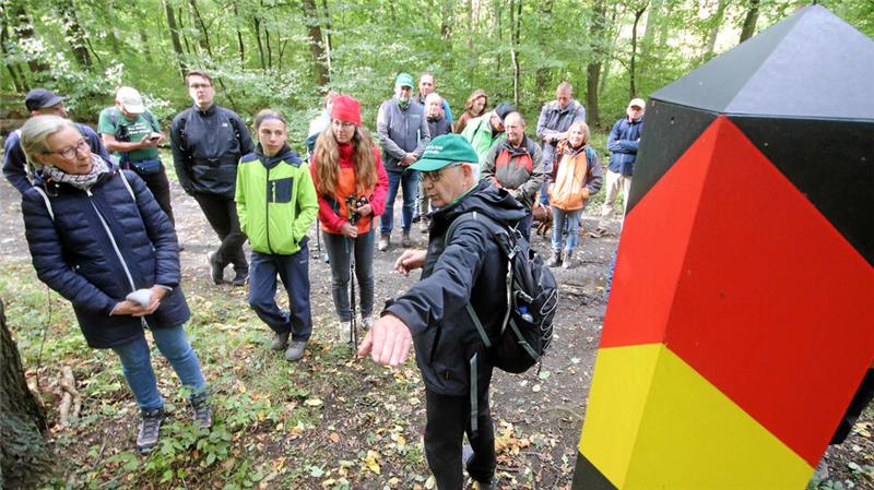 Lothar Engler vom Grenzerkreis Abbenrode versorgt die Teilnehmer der Wanderung mit Informationen zur ehemaligen Grenze.