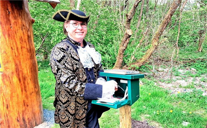 Harzer Wandernadel: Der Dichterfürst geht stempeln Lothar Finze in historischer Goethe-Bekleidung setzt den ersten neuen Stempel in seinen Wanderpass.