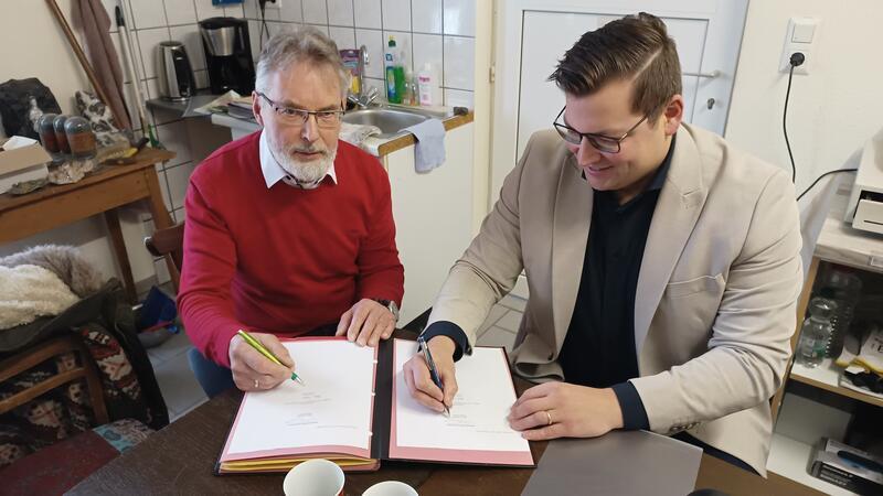 So geht es mit dem Bergbau- und Heimatmuseum in Bad Grund weiter Lothar Kahla (l.), der Vorsitzende des Förderverein Bergbau- und Heimatmuseums, und Gemeindebürgermeister Patrick Schmidt unterzeichnen für weitere fünf Jahre den Betriebsführungsvertrag für das Bergbau- und Heimatmuseum in Bad Grund.