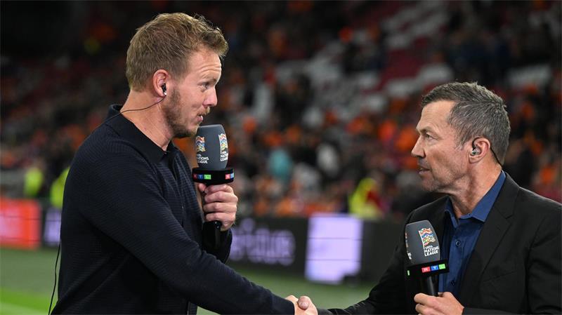 Das war die WM-Nacht: Frankreich stoppt DFB-Schreck Paraguay Lothar Matthäus (r) schüttelt Julian Nagelsmann die Hand. (Archivbild)