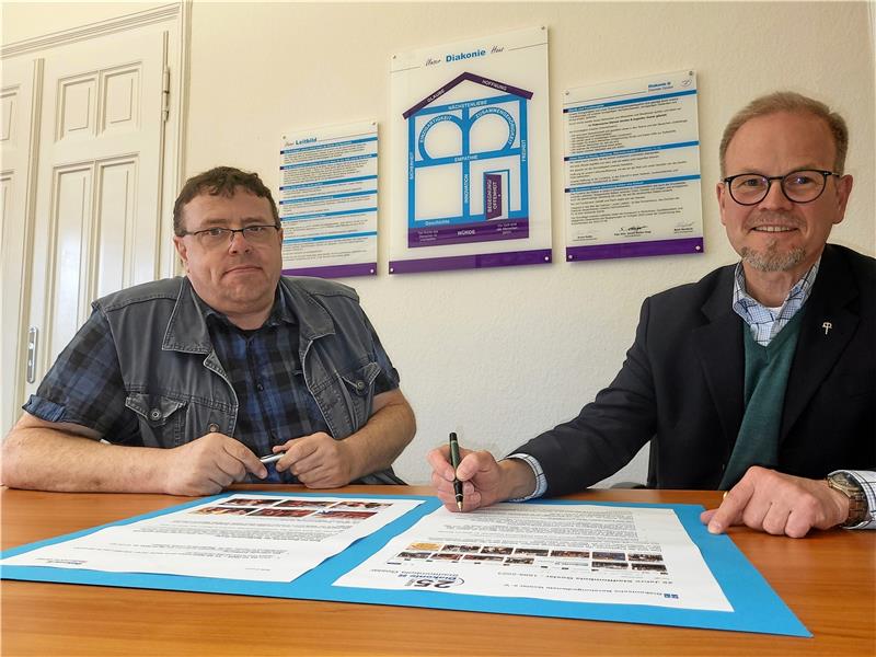 Lothar Skriwanek und Stefan Voigt (rechts) planen die aktuelle Auflage der Stadttombola, die ihren 25. Geburtstag feiert. Foto: Roß