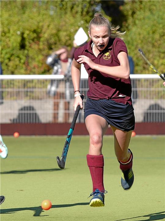 Lotta Schwarzer erzielt für die U 16 des Goslarer HC 09 bei der Endrunde sechs Tore und ist damit maßgeblich am Pokalsieg beteiligt. Foto: Privat
